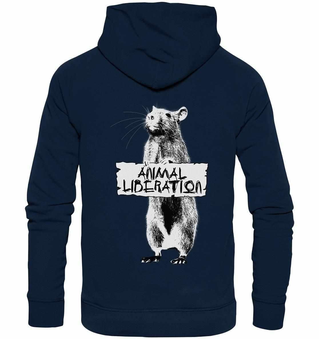 Person trägt blauen Hoodie mit Bär und Schild, inspiriert von Banksy's Street Art. Produkt: Vegan und Bio Hoodie: Rat for Animal Liberation. Umweltfreundlich und tierfreundlich.
