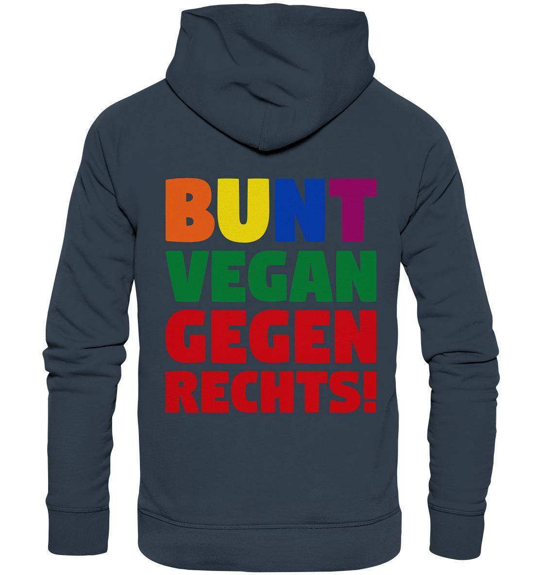 Person trägt den Vegan und Bio Hoodie: BUNT, VEGAN und GEGEN RECHTS! mit mehrfarbigem Text, symbolisiert Toleranz und Nächstenliebe. Hergestellt aus Bio-Baumwolle und Recyclingmaterialien.