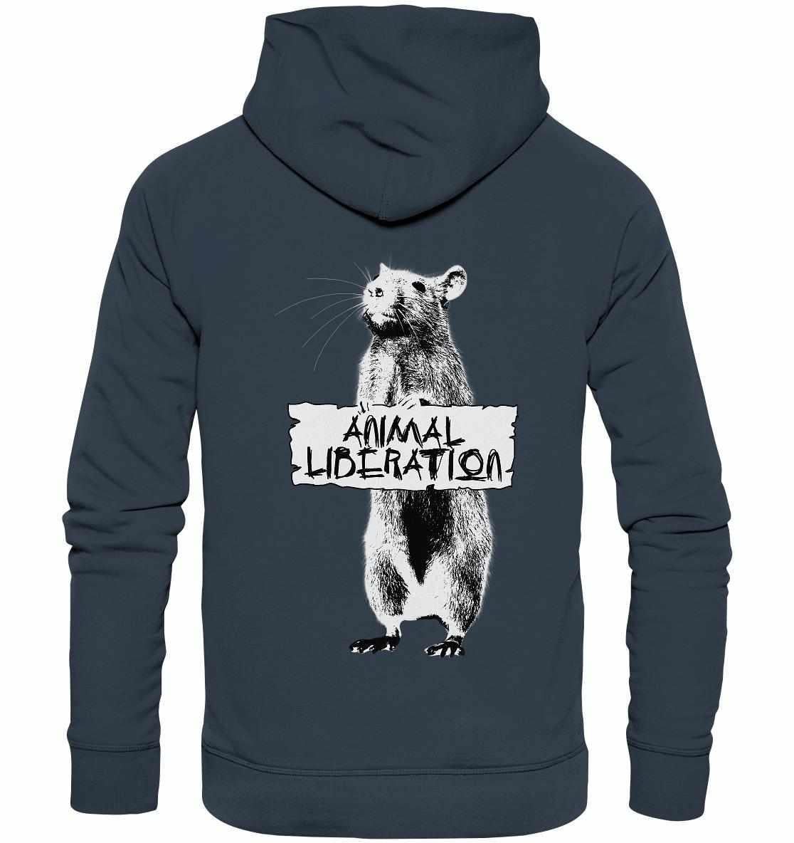 Person trägt den Vegan und Bio Hoodie: Rat for Animal Liberation mit einem Bärenmotiv und einem Schild, inspiriert von Banksy's Street Art.