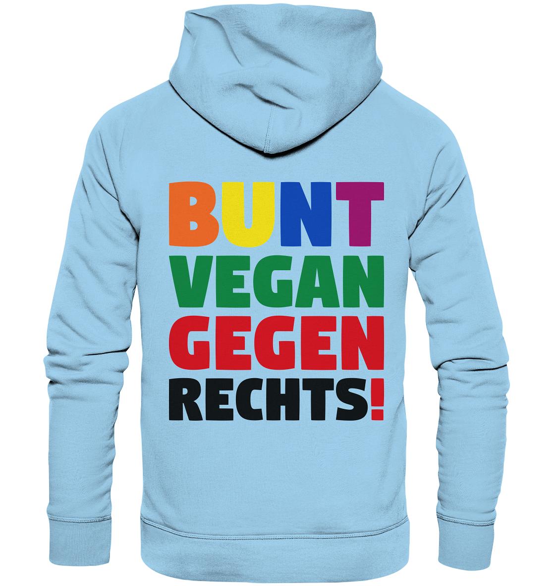 Person trägt den Vegan und Bio Hoodie: BUNT, VEGAN und GEGEN RECHTS!, mit multicolor Text, hergestellt aus Bio-Baumwolle und recyceltem Polyester.