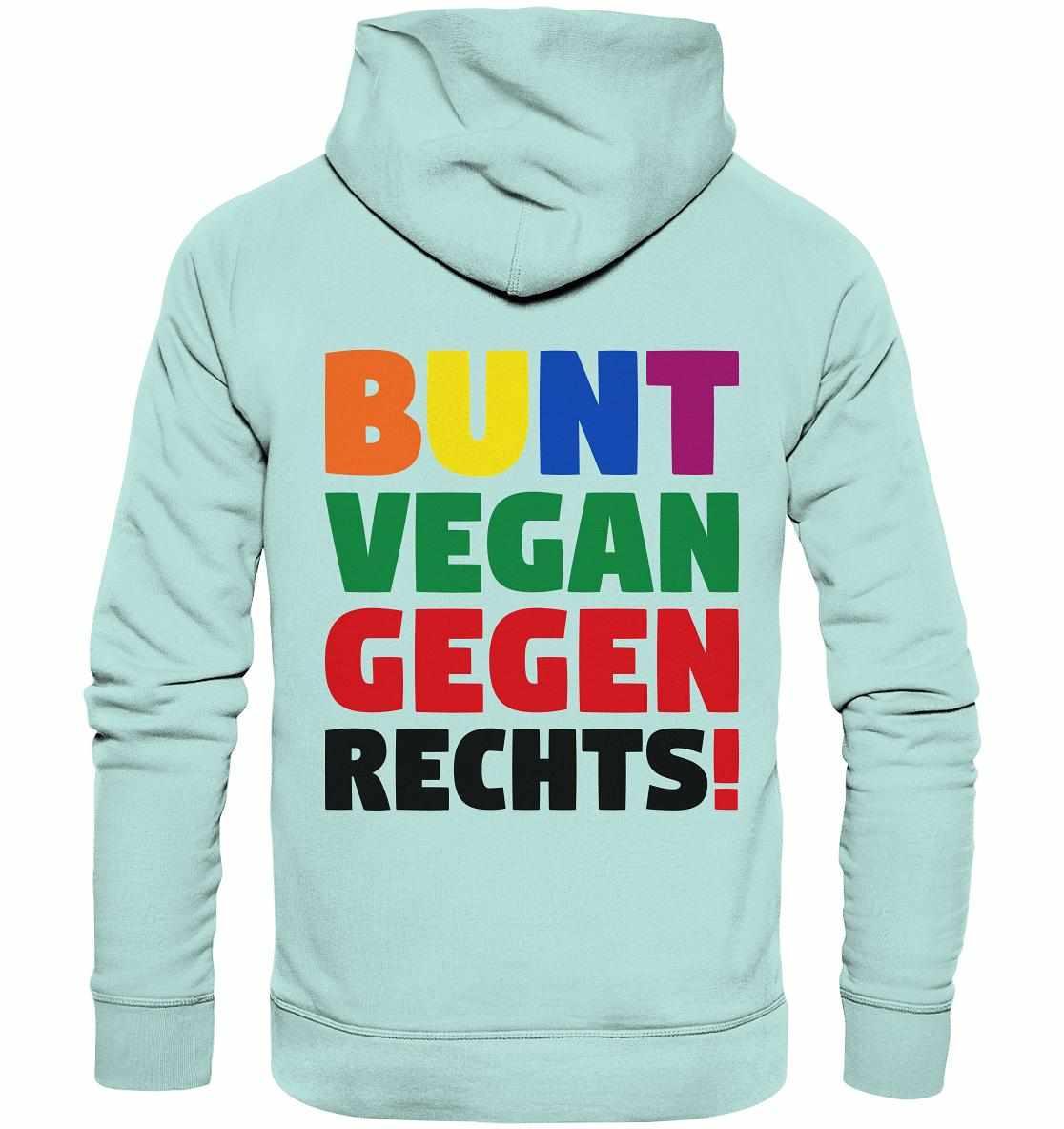 Person trägt den Vegan und Bio Hoodie: BUNT, VEGAN und GEGEN RECHTS! mit Schriftzug, inspiriert von Toleranz und Umweltbewusstsein, aus Bio-Baumwolle und Recyclingmaterialien.