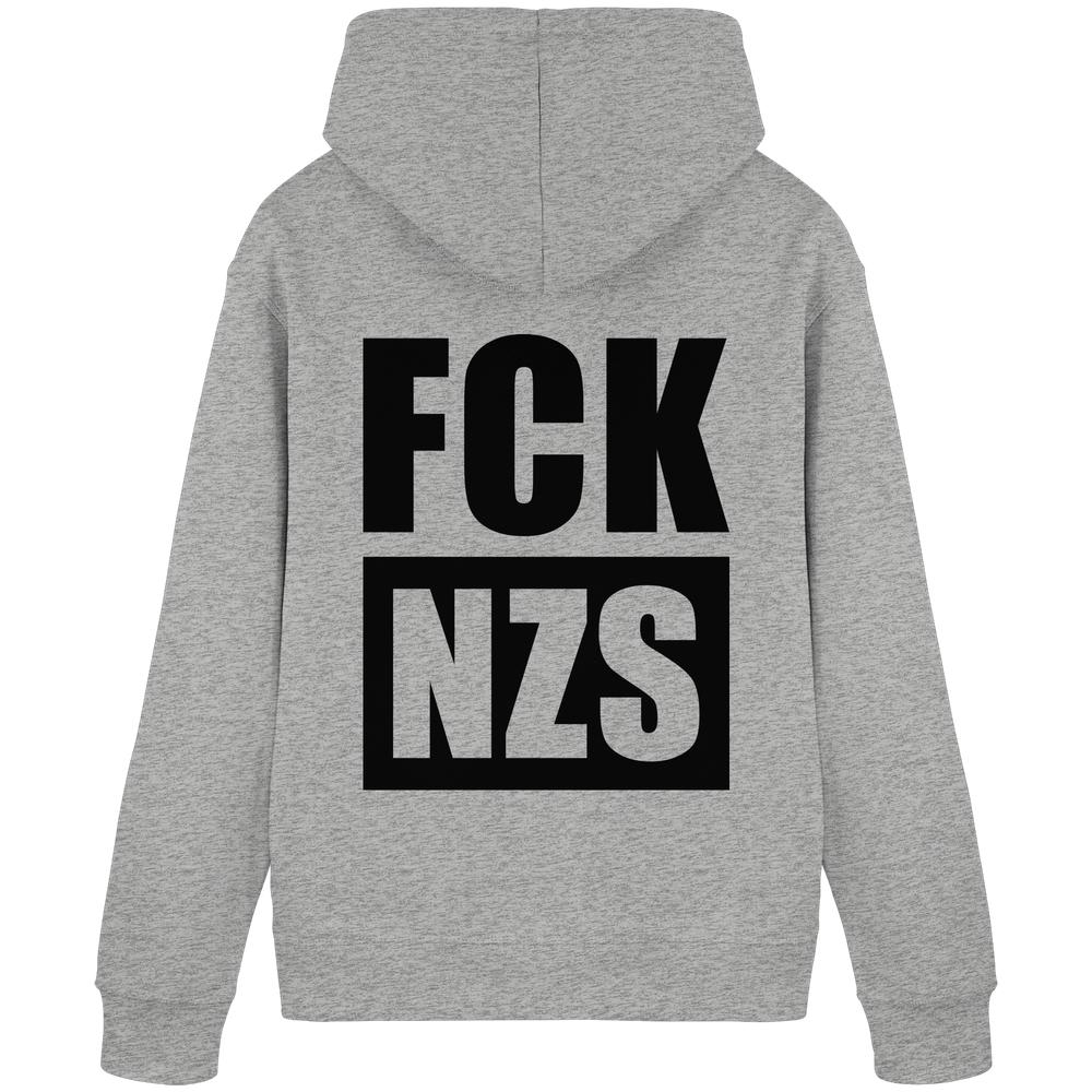 Rückansicht des Vegan und Bio Hoodie: FCK NZS in Hellgrau, mit großen schwarzen Buchstaben FCK über NZS in schwarzem Rechteck, symbolisiert Widerstand gegen Rechts.