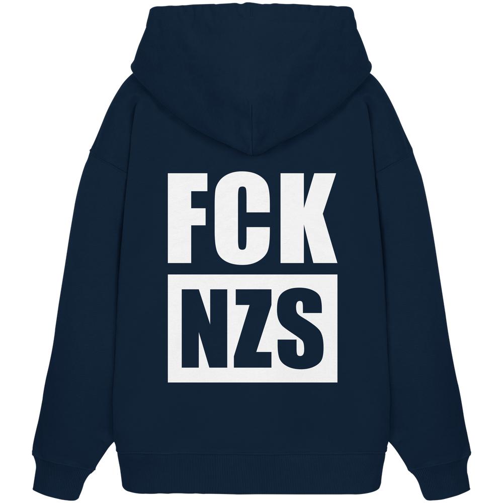 Rückseite des Vegan und Bio Oversized Hoodie: FCK NZS mit weißem, zweizeiligem Slogan gegen Rechtsextremismus. Hergestellt aus 100% Bio-Baumwolle, oversized Schnitt.