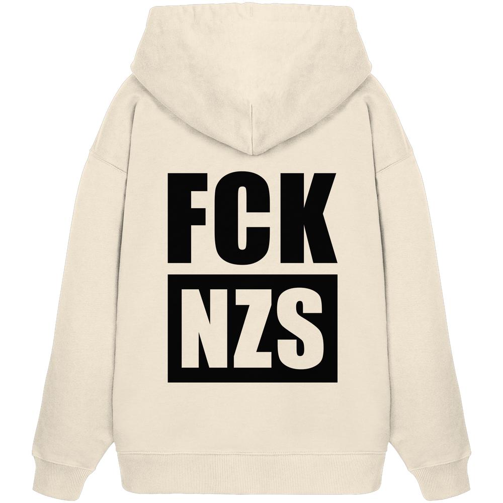 Rückansicht des Vegan und Bio Oversized Hoodie: FCK NZS mit schwarzem Anti-Nazi-Slogan, aus 100% Bio-Baumwolle, oversized Schnitt, Kapuze, Kängurutasche.
