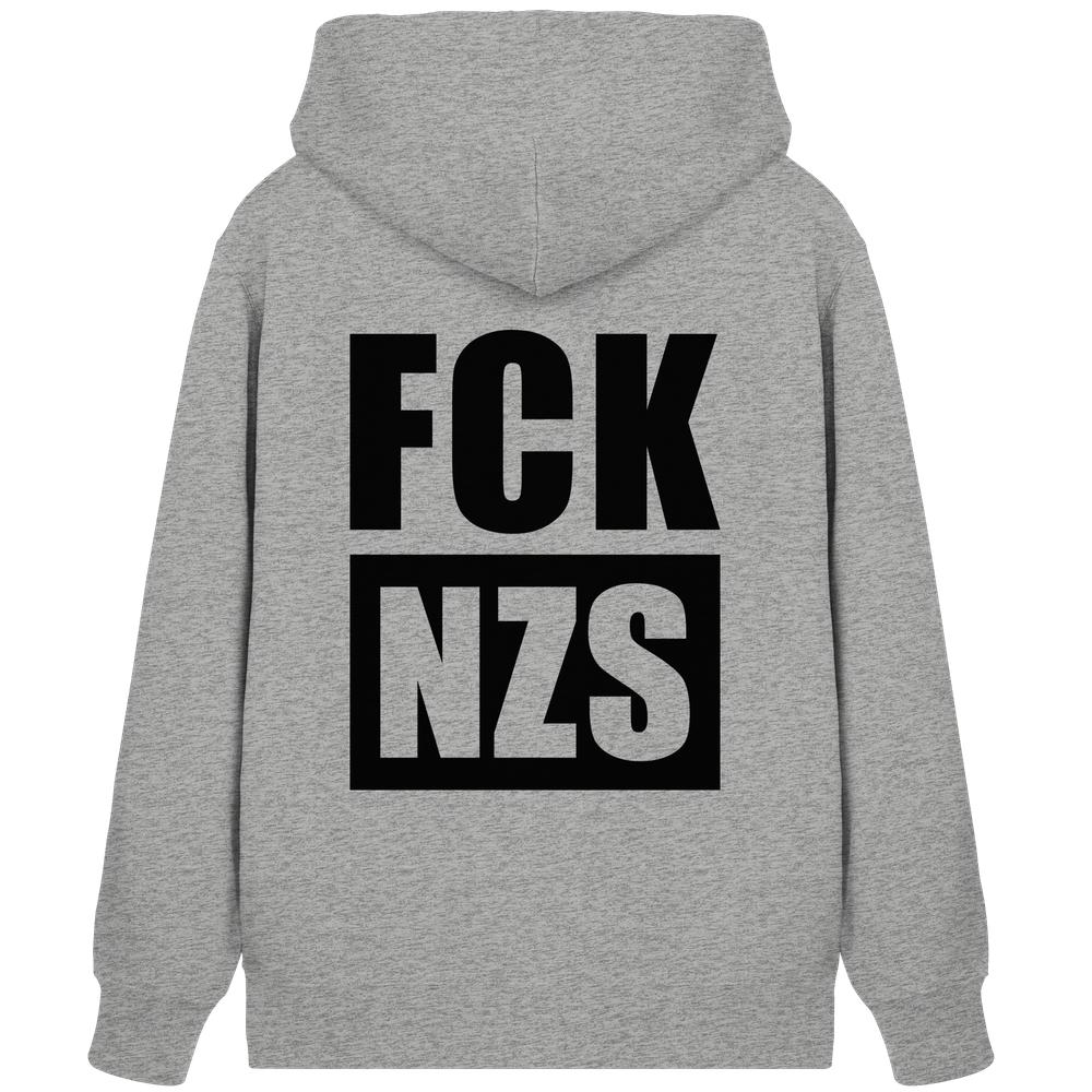 Vegan und Bio Zipper Hoodie: FCK NZS, Rückansicht mit schwarzem Slogan gegen Rechts auf hellgrauem Hintergrund, Kapuze und Kängurutasche, nachhaltige Materialien aus Bio-Baumwolle und recyceltem Polyester.