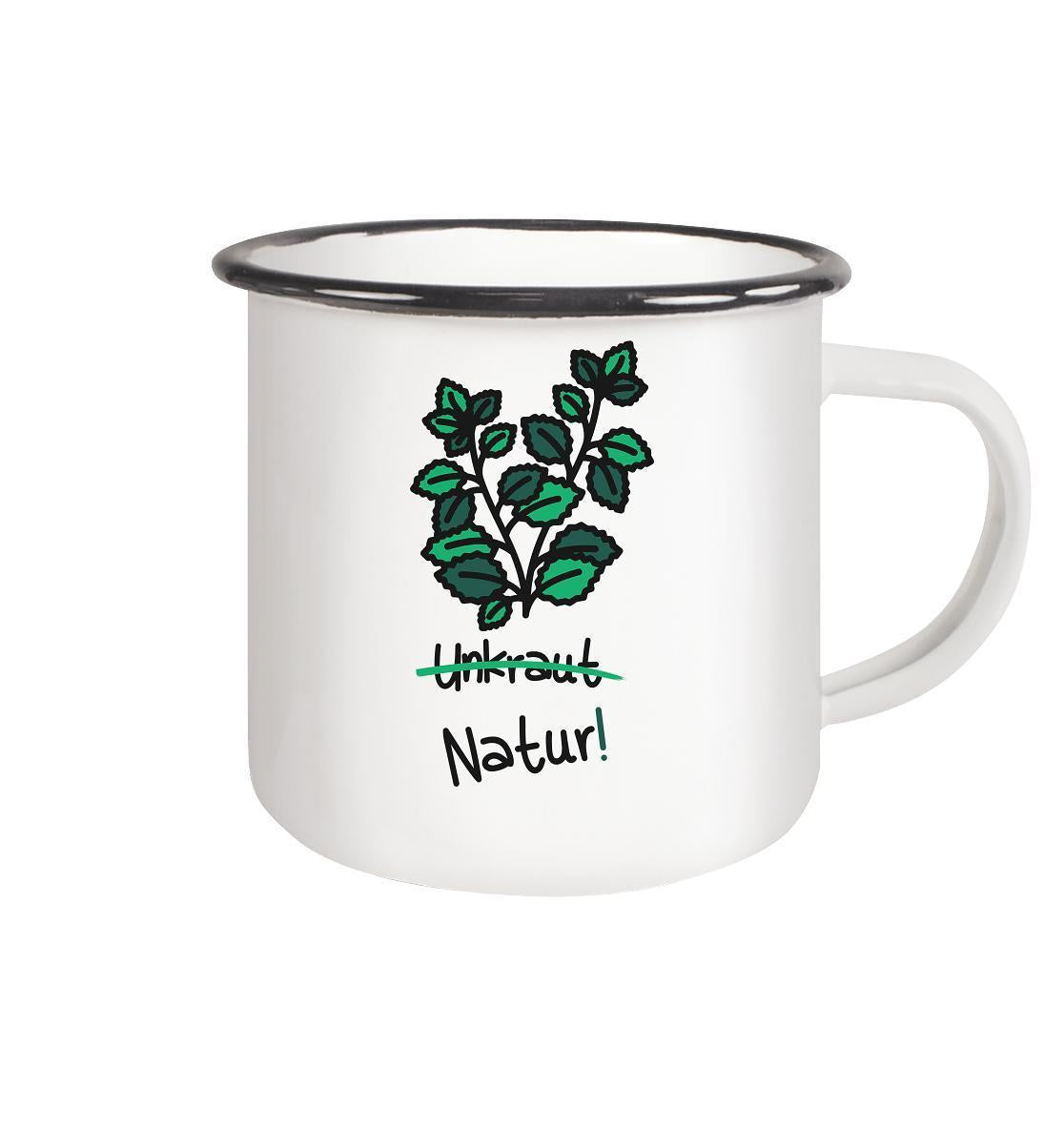 Vegan und Öko Emaille Tasse: Brennnessel - Naturschutz, weiße Tasse mit grünen Blättern und schwarzem Text, spiegelt nachhaltige, vegane Botschaft wider.