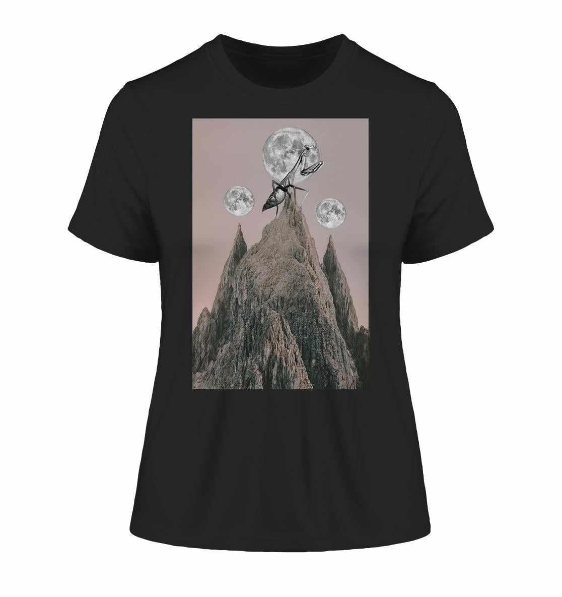 Vegan und Bio Ladies Shirt mit Gottesanbeterin-Design auf einem Berg unter Mondlicht, symbolisiert Insektenschutz. Hergestellt aus 100% Bio-Baumwolle.