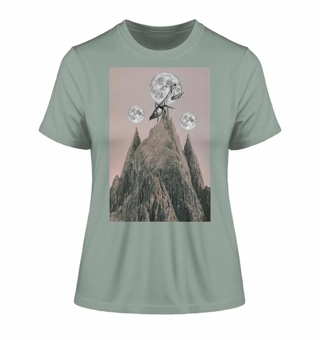 Vegan und Bio Ladies Shirt: Gottesanbeterin - Insektenschutz, mit einer Gottesanbeterin auf einem Berg vor einem Vollmond, aus 100% Bio-Baumwolle, inspiriert von nachhaltigem Naturschutz.