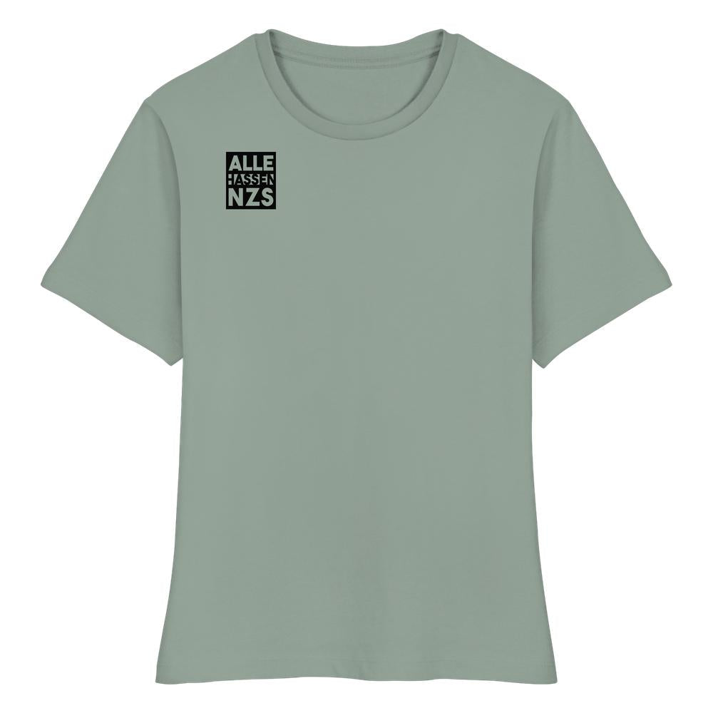 Kurzarm-Shirt in gedämpftem Grün mit schwarzem Quadrat und weißem Text „ALLE HASSEN NZS!“ links oben. Bio-Baumwolle, enge Passform, umweltfreundlich von RUDE REBEL.