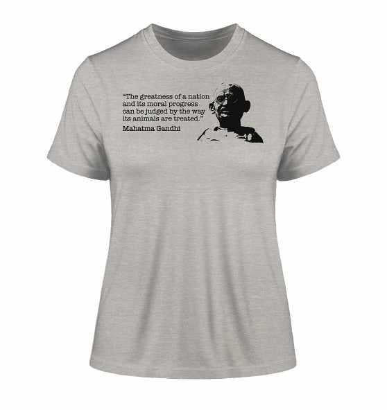 Vegan und Bio Ladies Shirt mit Gandhi-Zitat, aus grauer Bio-Baumwolle, getragen von Brillenträger. Nachhaltig produziert, unterstützt Tierschutz.