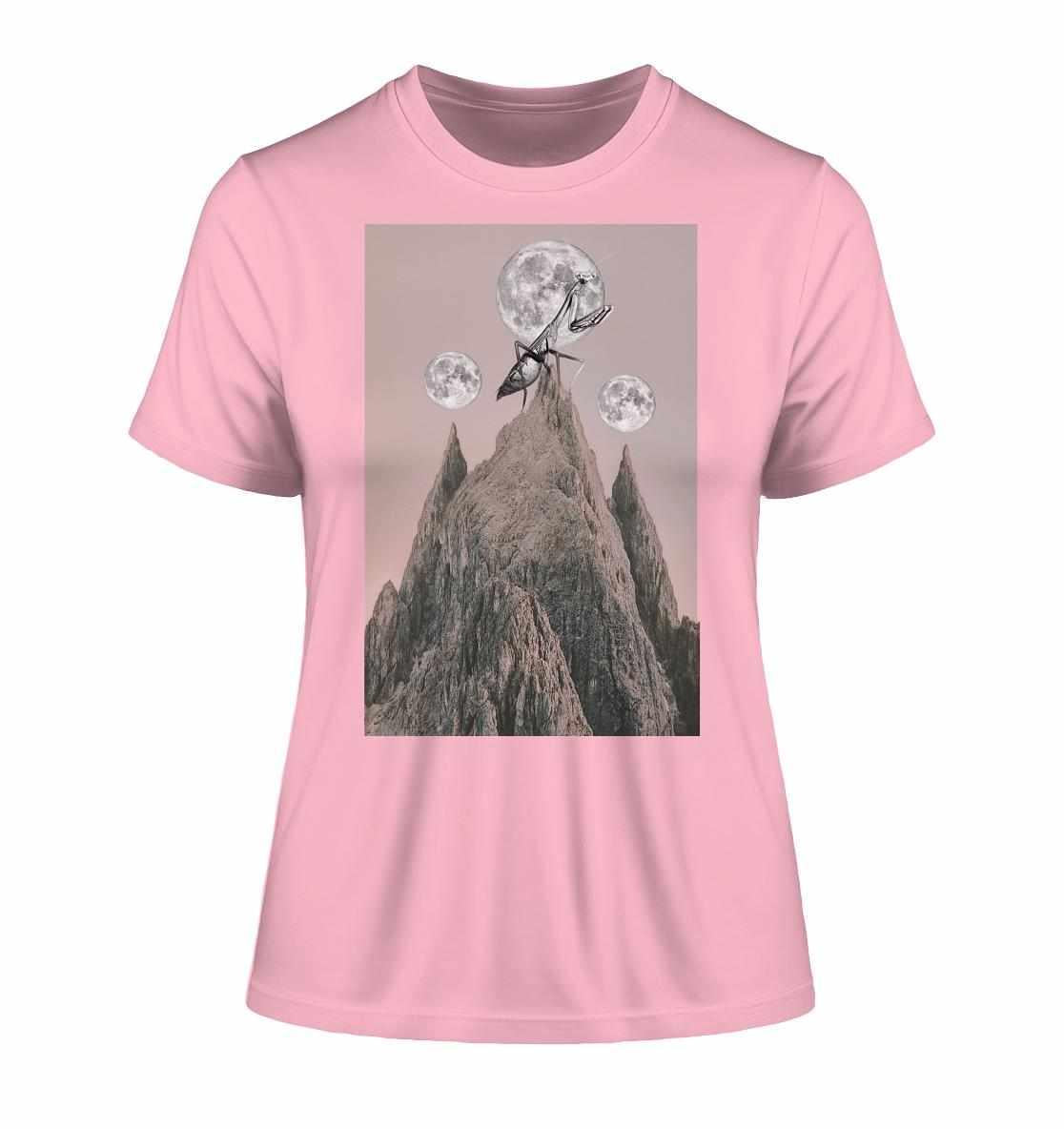 Vegan und Bio Ladies Shirt: Gottesanbeterin - Insektenschutz, zeigt eine Gottesanbeterin auf einem Berg mit Mond, aus Bio-Baumwolle, von RUDE REBEL.