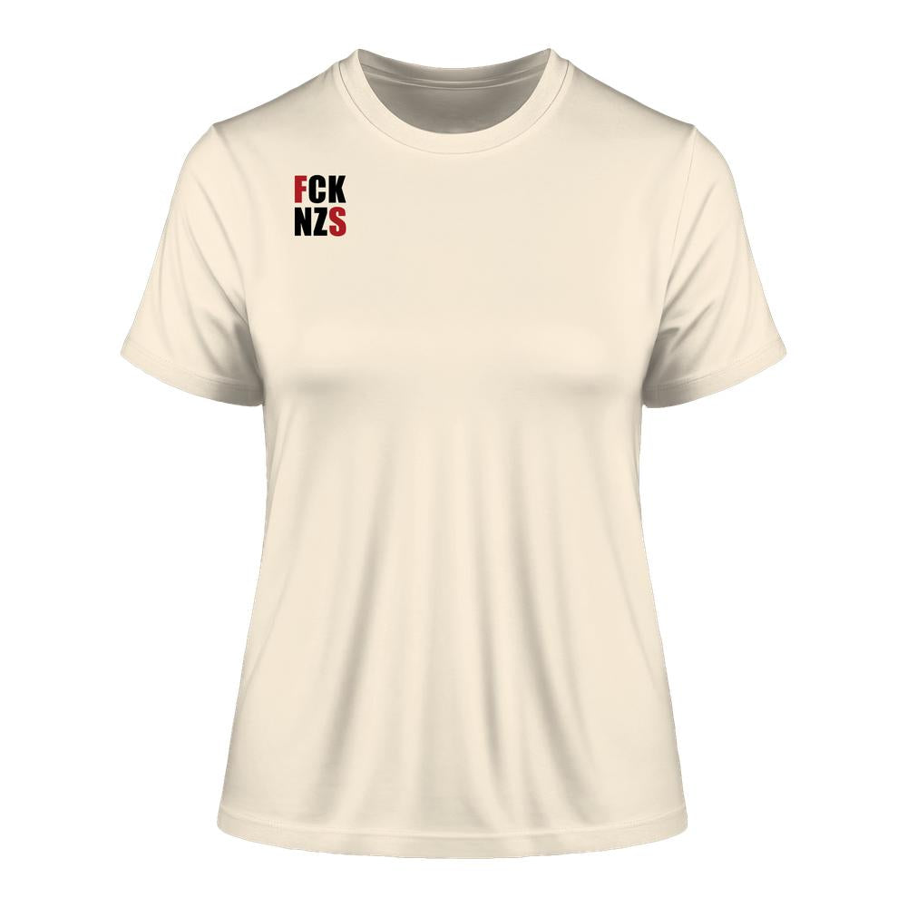 Vegan und Bio Ladies Shirt: FCK NZS mit roten Highlights, zeigt rebellisches Statement auf cremefarbenem, eng geschnittenem T-Shirt, aus 100% biologischer Baumwolle, von RUDE REBEL.