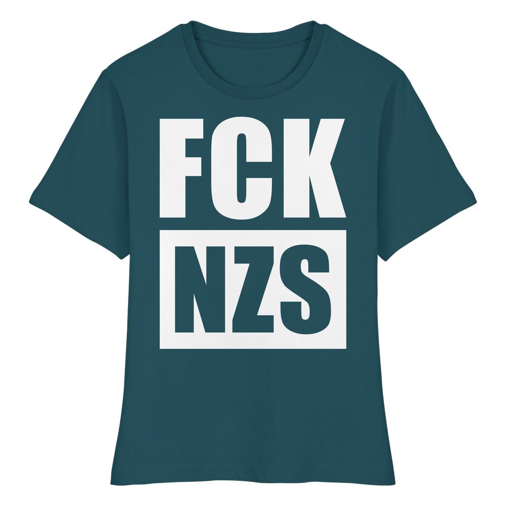 Teal-grünes T-Shirt mit weißem Slogan FCK NZS, symbolisiert antinazistische Botschaft. Vegan und Bio Ladies Shirt: FCK NZS, aus 100 % Bio-Baumwolle, enge Passform.