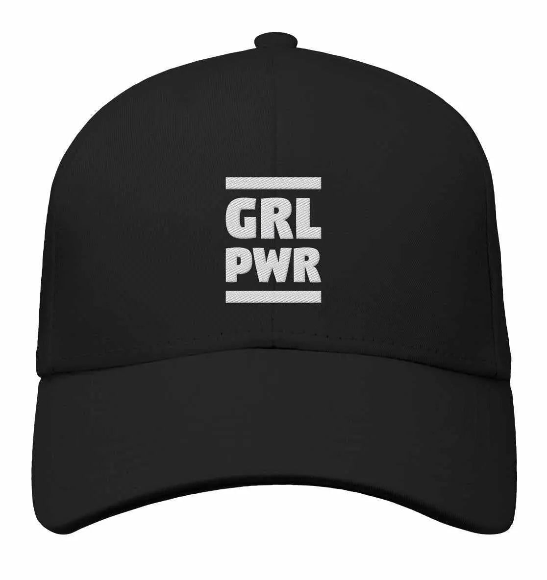 Schwarze Baseballcap mit besticktem Schriftzug „GIRL PWR“ vorne