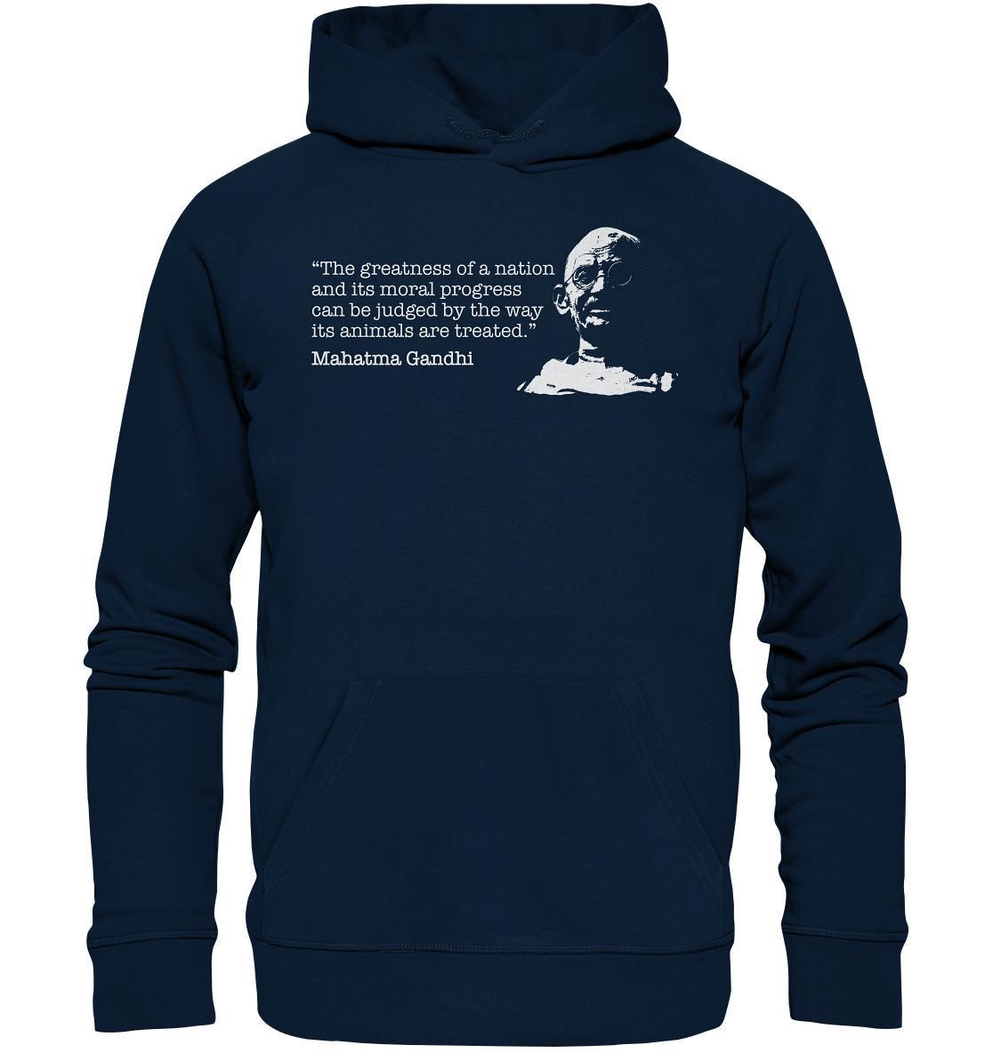 Vegan und Bio Hoodie mit Gandhi-Zitat, getragen von einem Mann mit Brille. Nachhaltig aus Bio-Baumwolle und recyceltem Polyester gefertigt.