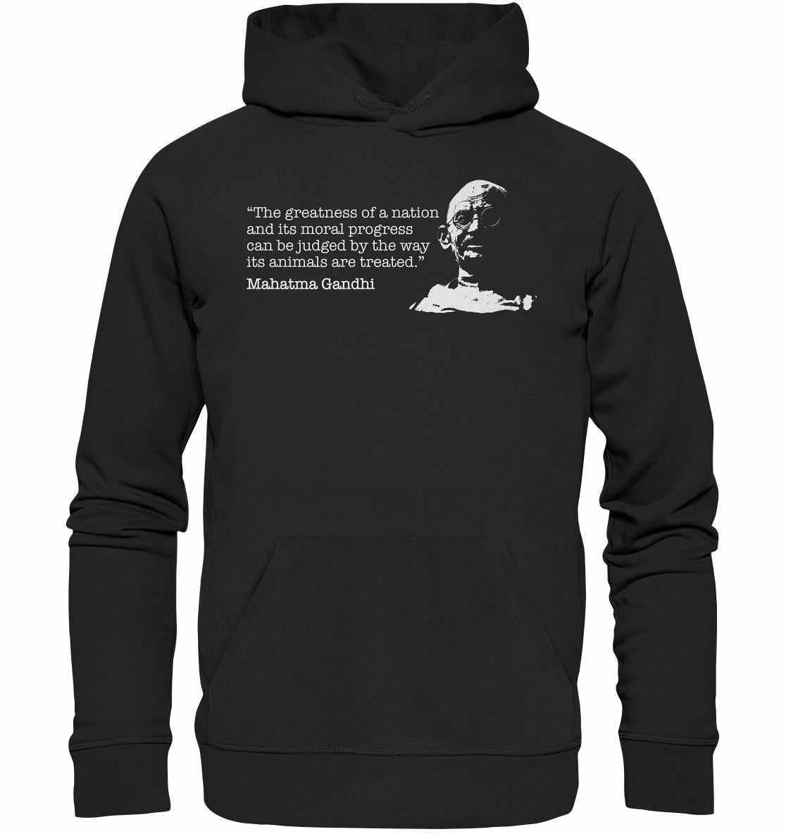 Vegan und Bio Hoodie mit Mahatma Gandhi Zitat, getragen von einem Mann. Nachhaltig produziert aus Bio-Baumwolle und Recyclingmaterialien, betont Tierschutz und vegane Werte.