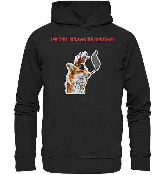 Vegan und Bio Hoodie: Mrs. Fox demonstriert gegen Pelz! Schwarzer Hoodie mit Fuchs-Design, Piratenhut und Feder, verkörpert Tierrechtsaktivismus und nachhaltige Mode.