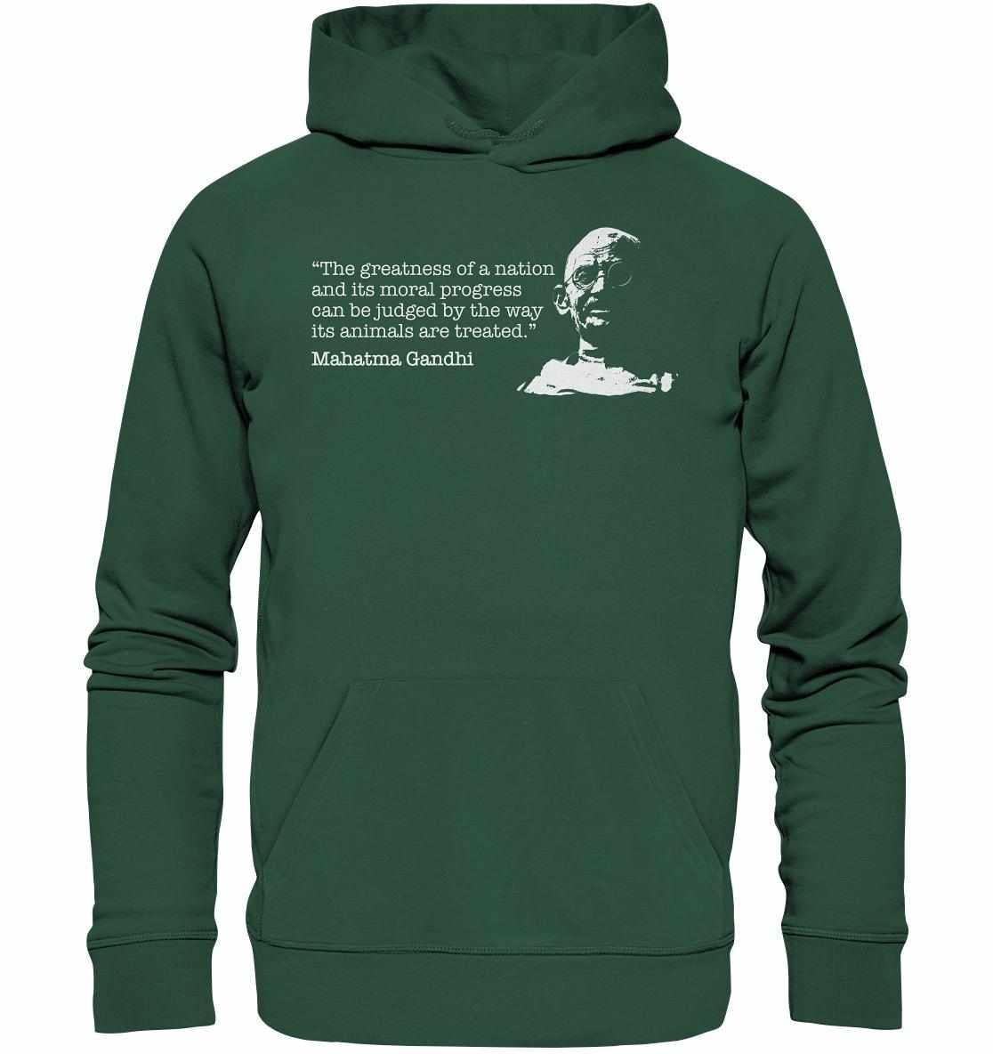 Vegan und Bio Hoodie: Mahatma Gandhi - Vegan Quote mit Kängurutasche, aus nachhaltigen Materialien, getragen von einem Mann. Enthält inspirierendes Zitat von Mahatma Gandhi.