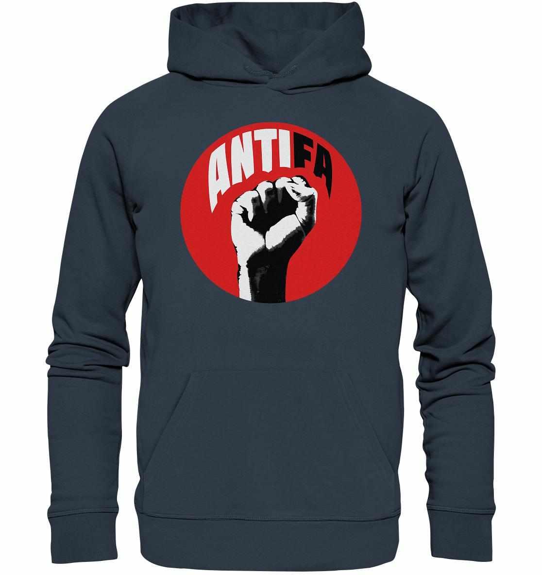 Person trägt den Vegan und Bio Hoodie: Antifa - Kampf gegen Rechts, mit kämpferischem Design und Kängurutasche, hergestellt aus Bio-Baumwolle und recyceltem Polyester.