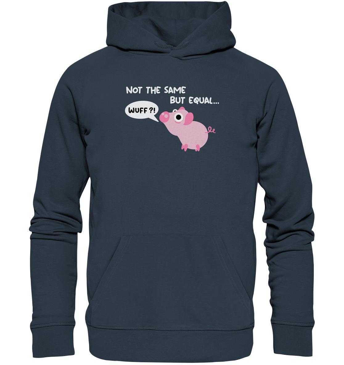 Person trägt einen veganen Bio-Hoodie Not the Same but Equal... mit süßem Cartoon-Schwein, das Hundelaute übt, auf blauer Bio-Baumwolle, von RUDE REBEL.
