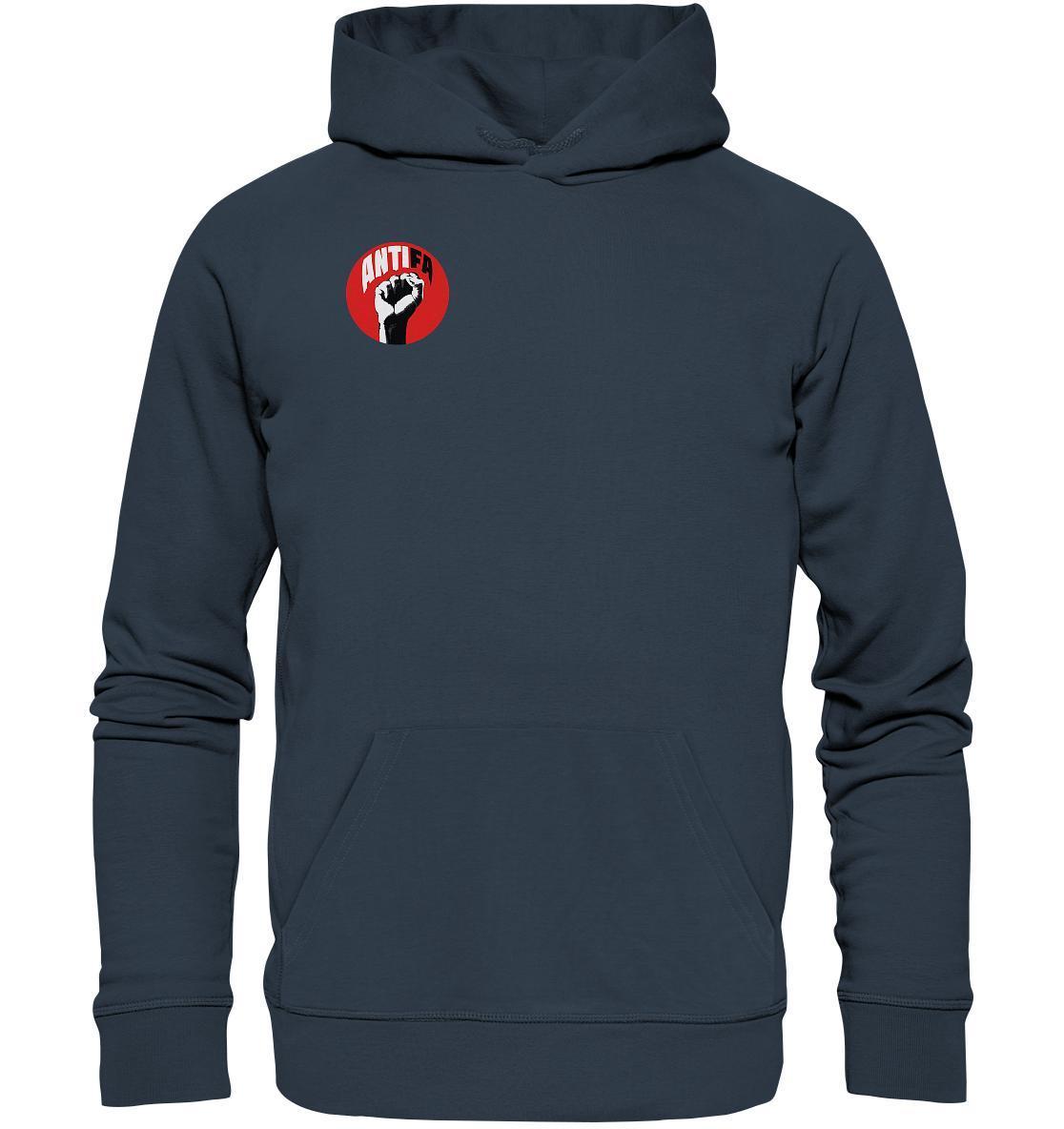 Vegan und Bio Hoodie: Antifa - Gemeinsam gegen Rechts, zeigt ein kämpferisches Design mit Faust-Logo, getragen von einer Person, hergestellt aus Bio-Baumwolle und recyceltem Polyester.