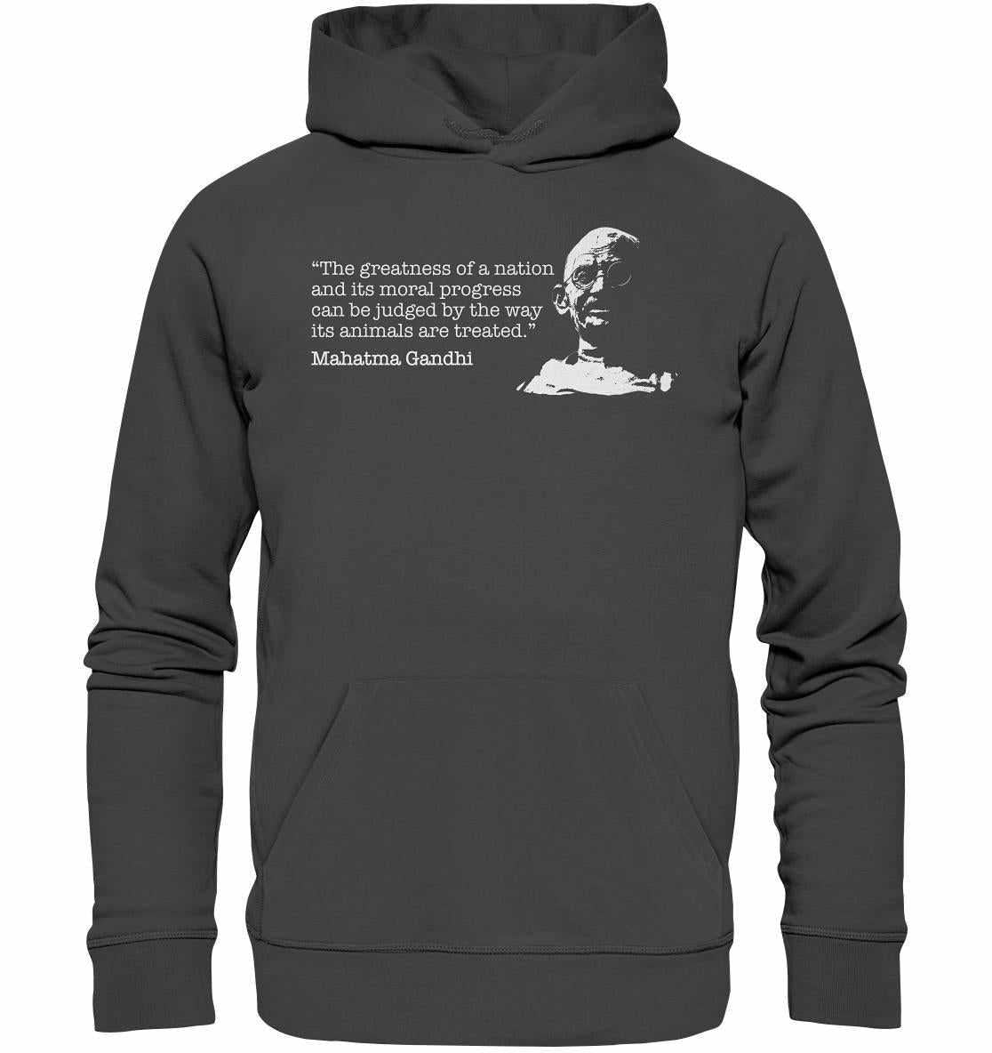 Vegan und Bio Hoodie: Mahatma Gandhi - Vegan Quote, grauer Hoodie mit inspirierendem Zitat, aus Bio-Baumwolle und recyceltem Polyester, getragen von einem Mann.