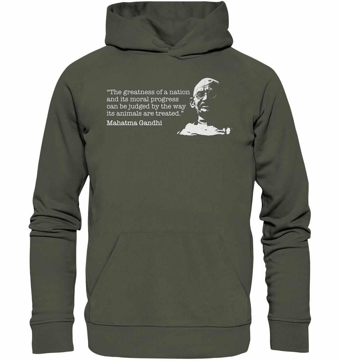 Vegan und Bio Hoodie mit Mahatma Gandhi Zitat, getragen von einem Mann, gefertigt aus Bio-Baumwolle und Recyclingmaterialien, mit Kängurutasche und unterlegter Kapuze.