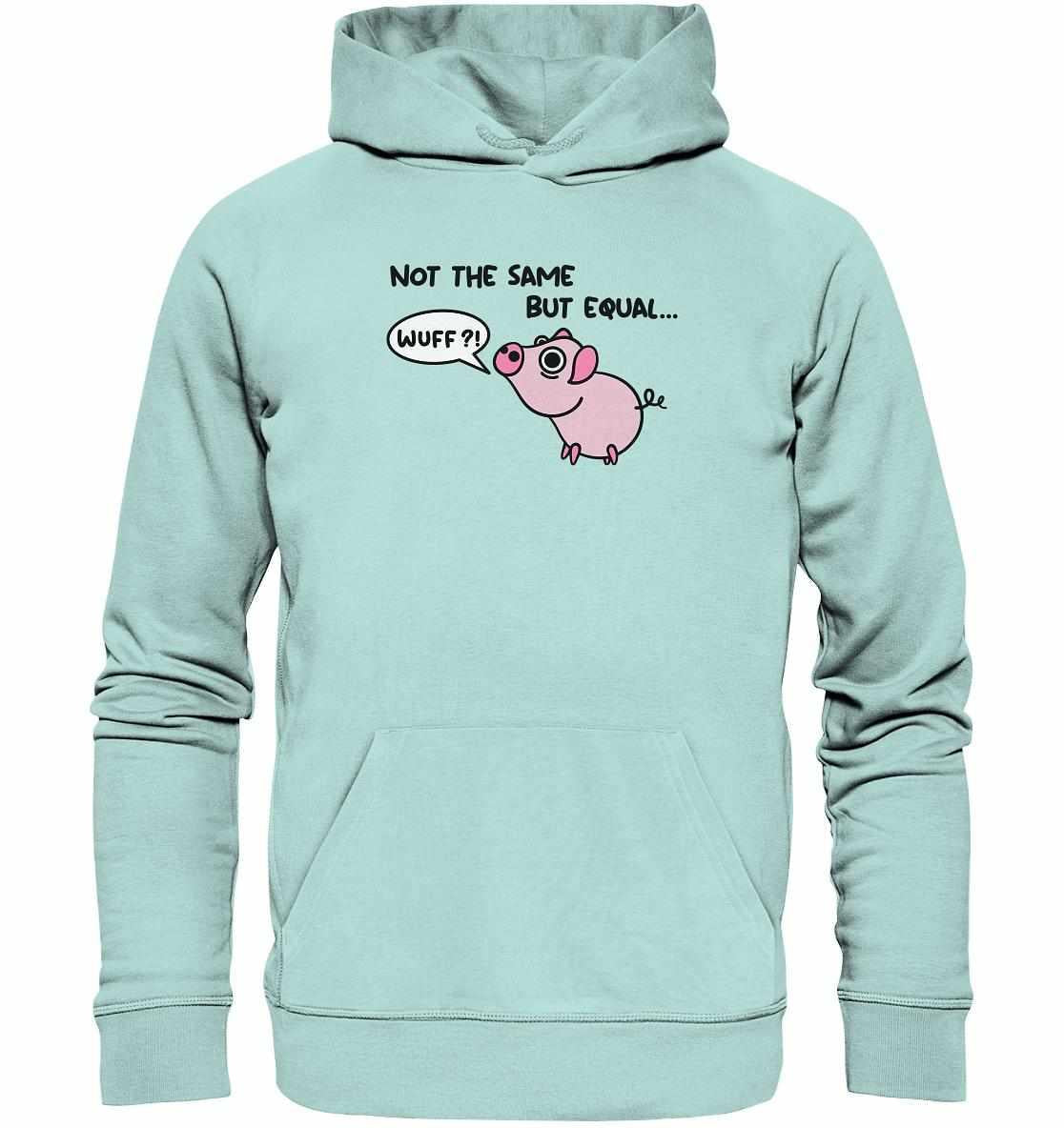 Person trägt den Vegan und Bio Hoodie: Not the Same but Equal... mit Cartoon-Schwein und Sprechblase, aus Bio-Baumwolle, symbolisiert Gleichheit aller Lebewesen.
