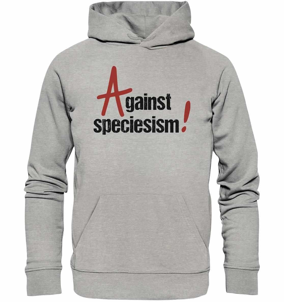 Vegan und Bio Hoodie: Against speciesism! Grauer Kapuzenpullover mit schwarzem Text, aus Bio-Baumwolle und recyceltem Polyester, symbolisiert Tierrechte und Nachhaltigkeit.