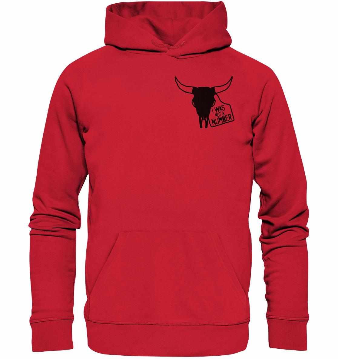 Vegan und Bio Hoodie: I was not a number, zeigt einen schwarzen Bullenschädel auf rotem Stoff, symbolisiert Tierrechte und nachhaltige Produktion aus Bio-Baumwolle und recyceltem Polyester.