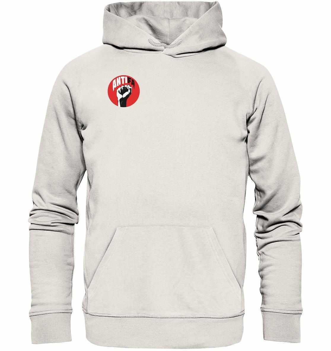 Vegan und Bio Hoodie: Antifa - Gemeinsam gegen Rechts, weißes Sweatshirt mit rotem Logo, Kapuze und Kängurutasche, getragen von einer Person mit erhobenem Arm.