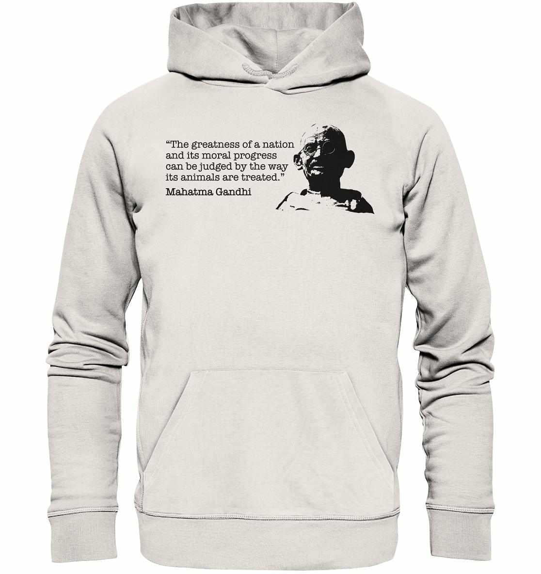 Vegan und Bio Hoodie mit Gandhi-Zitat, getragen von einem Mann mit Brille, betont nachhaltige Tierschutzmode aus Bio-Baumwolle und Recyclingmaterialien.