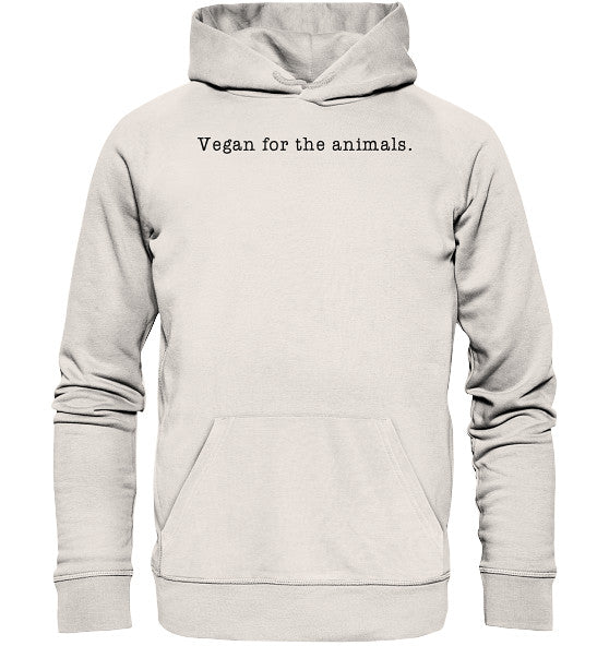 Vegan für die Tiere - Organischer Basic Hoodie: Weißer Hoodie mit schwarzem Text, getragen von einer Person. Nachhaltiges Design aus Bio-Baumwolle und recyceltem Polyester.