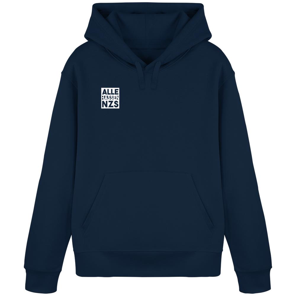 Vegan und Bio Hoodie: ALLE HASSEN NZS! Dunkelblauer Pullover mit Kapuze, Kängurutasche und kleinem weißen Schriftzug auf der Brust. Nachhaltige Materialien, rebellisches Design.