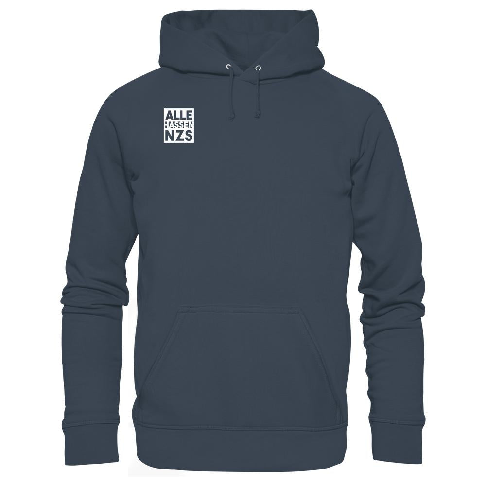 Vegan und Bio Hoodie: ALLE HASSEN NZS! Dunkelblauer Pullover mit Kängurutasche, gesticktem Slogan auf der Brust und nachhaltigem Materialmix aus Bio-Baumwolle und recyceltem Polyester.