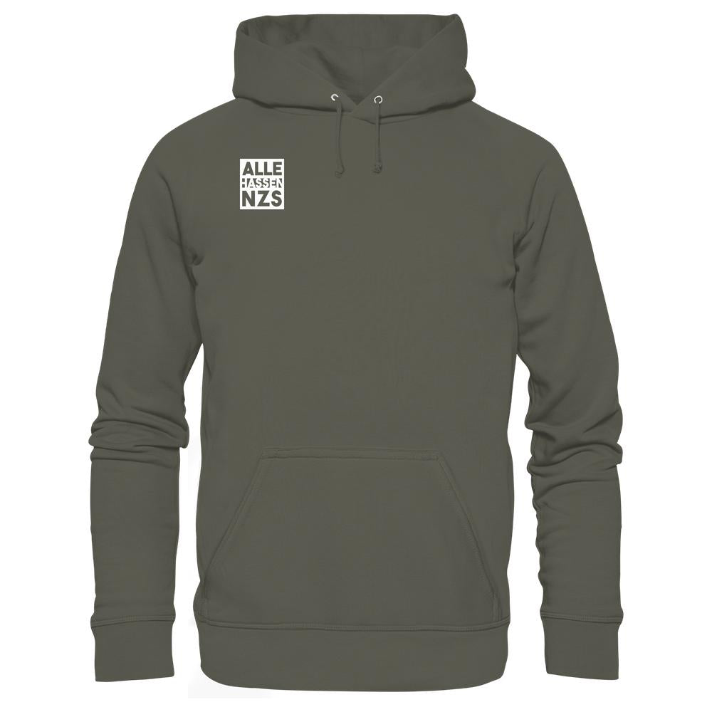 Olivegrüner Hoodie mit Kängurutasche und ALLE HASSEN NZS!-Logo auf der Brust, aus Bio-Baumwolle und recyceltem Polyester.