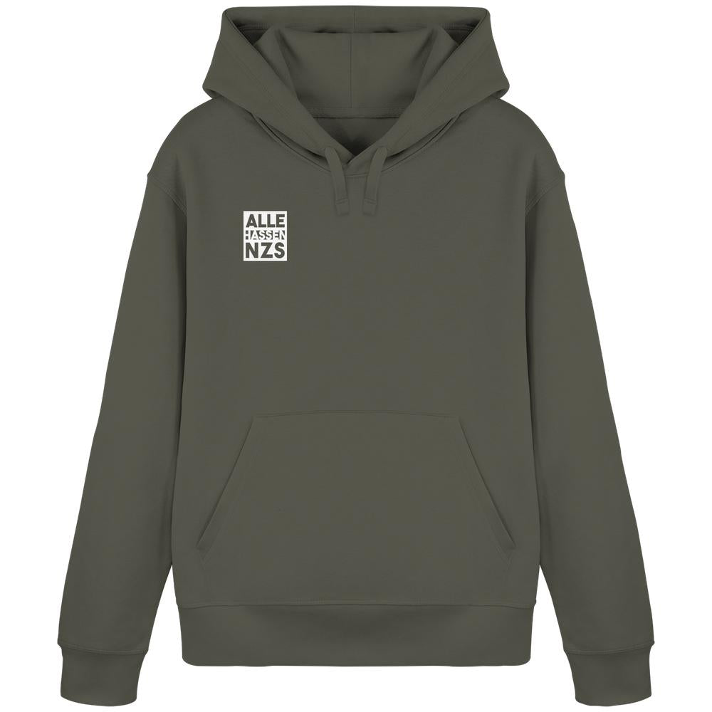 Dunkelolivgrüner Hoodie mit ALLE HASSEN NZS!-Grafik auf der Brust, Kängurutasche, Kapuze und nachhaltigem Materialmix aus Bio-Baumwolle und recyceltem Polyester.