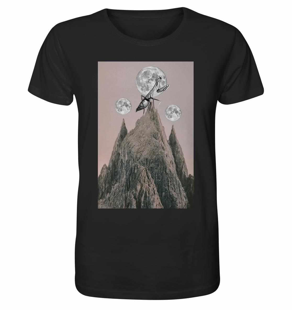 Vegan und Bio Unisex Shirt: Gottesanbeterin - Insektenschutz, zeigt eine Gottesanbeterin auf einem Berg unter dem Vollmond, symbolisiert Tierrechte und Umweltschutz.