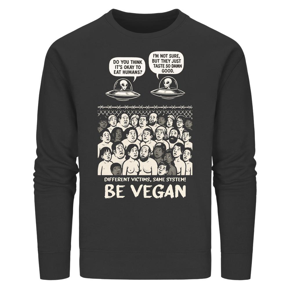 Vegan und Bio Unisex Sweatshirt mit Cartoon: Aliens diskutieren das Essen von Menschen, gefolgt von Different victims, same system! BE VEGAN Slogan. Bio-Baumwolle, recyceltes Polyester.