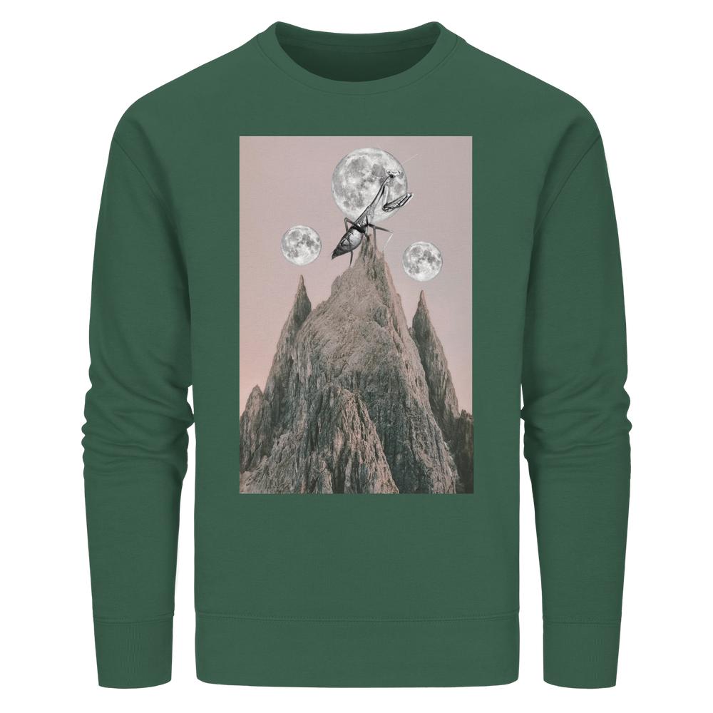Vegan und Bio Unisex Sweatshirt: Gottesanbeterin mit surrealem Bergmotiv, übergroßer Ameise und drei Monden. Nachhaltig, aus Bio-Baumwolle und recyceltem Polyester gefertigt.