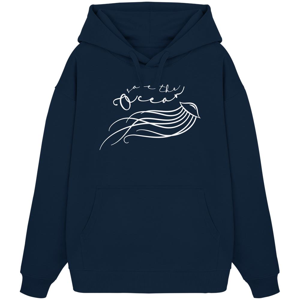 Vegan und Bio Oversized Hoodie: Jellyfish - Save the Ocean, zeigt eine filigrane Qualle und den Text Save the Ocean auf einem blauen Sweatshirt mit Kängurutasche.