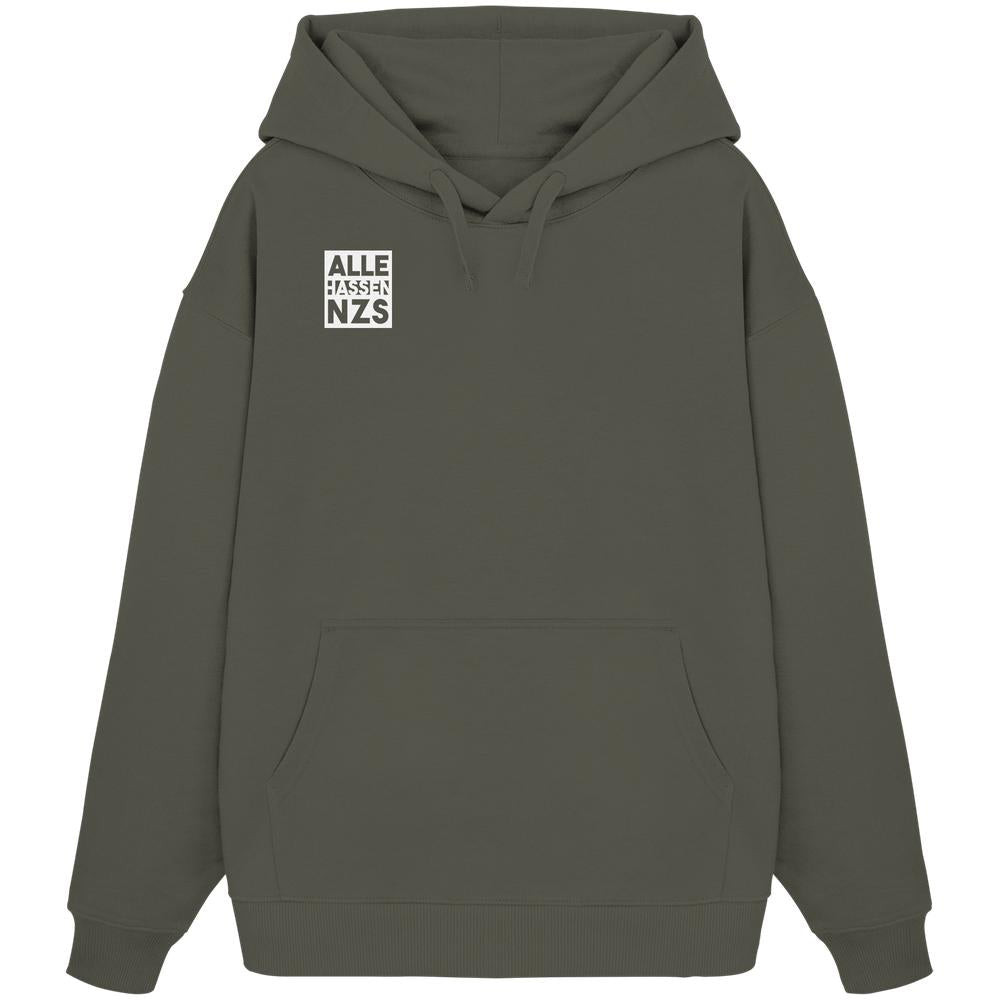 Vegan und Bio Oversized Hoodie: ALLE HASSEN NZS! Olivgrüner Hoodie mit Kängurutasche, Kapuze, Kordeln, und weißem Logo auf der Brust.