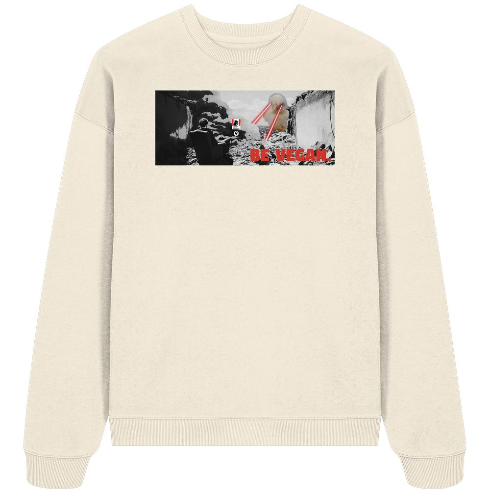 Vegan und Bio Oversized Sweatshirt in Beige mit Grafik von Ruinen, einsamer Figur und Mond. Rote Aufschrift: „BE VEGAN!“. Hergestellt aus 100% Bio-Baumwolle.