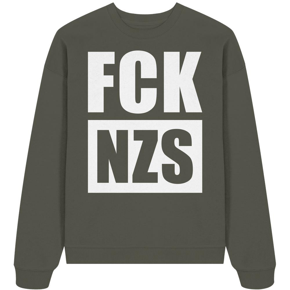 Vegan und Bio Oversized Sweatshirt: FCK NZS mit weißen Blockbuchstaben, symbolisiert Widerstand gegen Rechts. Hergestellt aus 100% Bio-Baumwolle, oversize Passform, von RUDE REBEL.