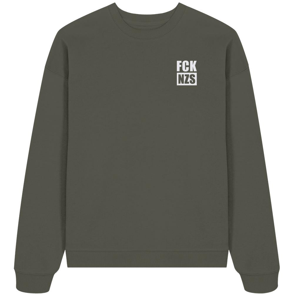 Vegan und Bio Oversized Sweatshirt bestickt: FCK NZS, olivgrün mit weißem Brustmotiv, 100% Bio-Baumwolle, rebellisches Design von RUDE REBEL.