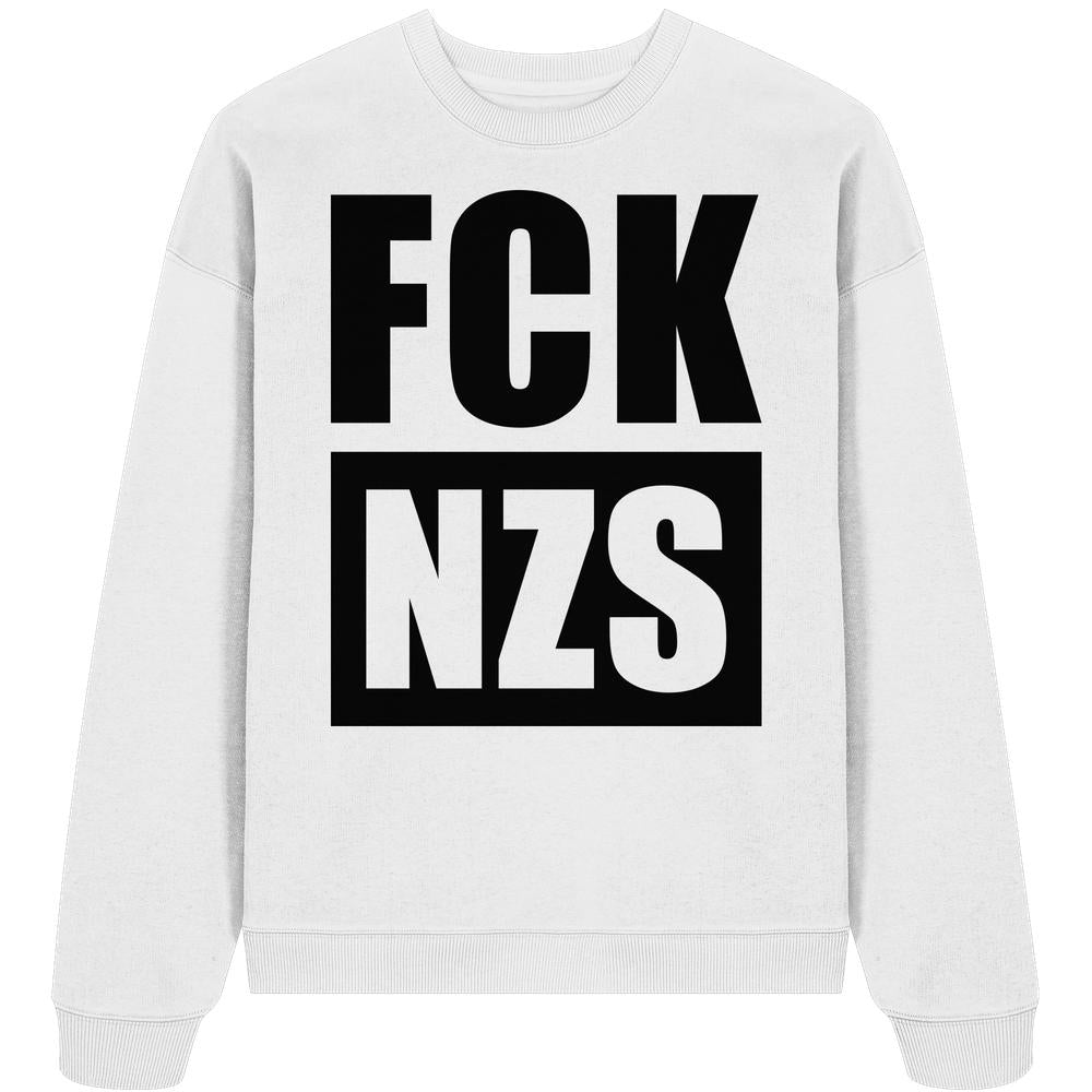 Vegan und Bio Oversized Sweatshirt: FCK NZS, weiß mit schwarzem Anti-Nazi-Slogan, hergestellt aus 100% Bio-Baumwolle, oversized Schnitt, Rippstrick-Details, rebellisches Design von RUDE REBEL.