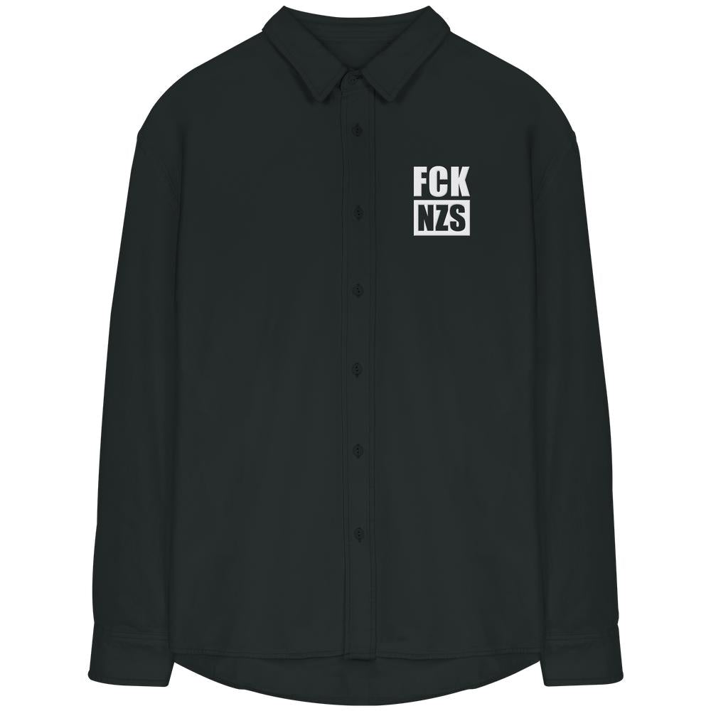 Vegan und Bio Hemd: FCK NZS, schwarzes Overshirt mit weißen Buchstaben „FCK NZS“ auf der Brust, aus 100% Bio-Baumwolle, entspannter Schnitt, rebellisches Design.