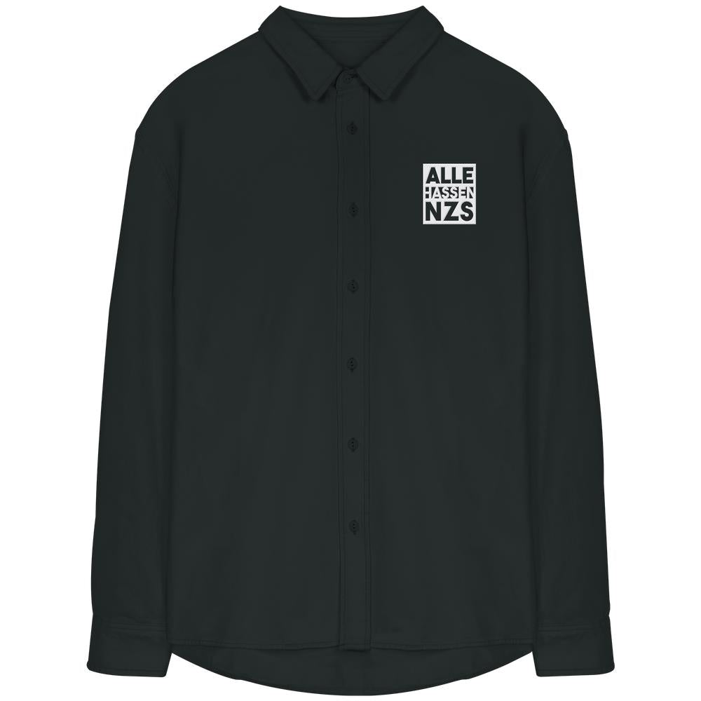 Langärmeliges, schwarzes Overshirt mit Knopfleiste und weißem Druck ALLE HASSEN NAZS auf der Brust. Hergestellt aus 100% Bio-Baumwolle.