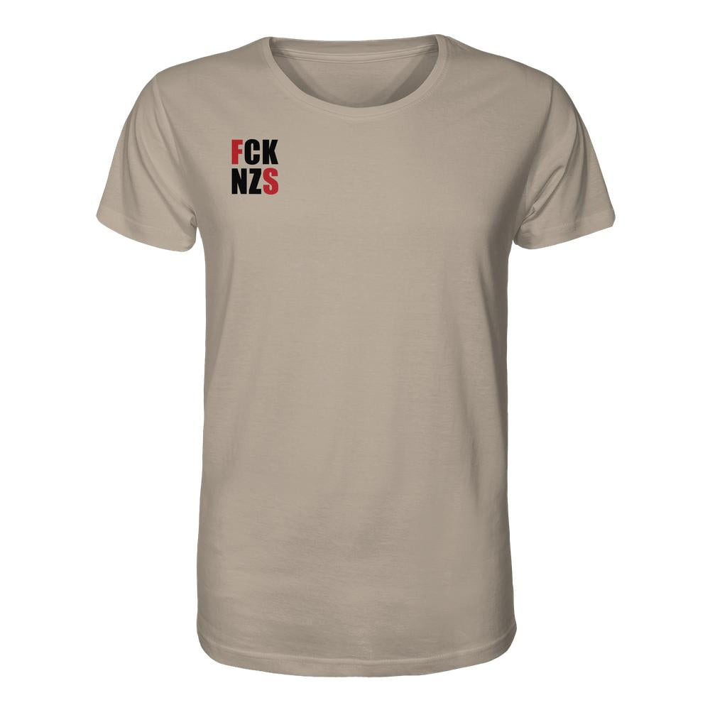 Unisex-Shirt in Khaki mit Slogan FCK NZS auf der Brust, rote und schwarze Buchstaben. Bio-Baumwolle, normaler Schnitt, vegane und nachhaltige Mode von RUDE REBEL.