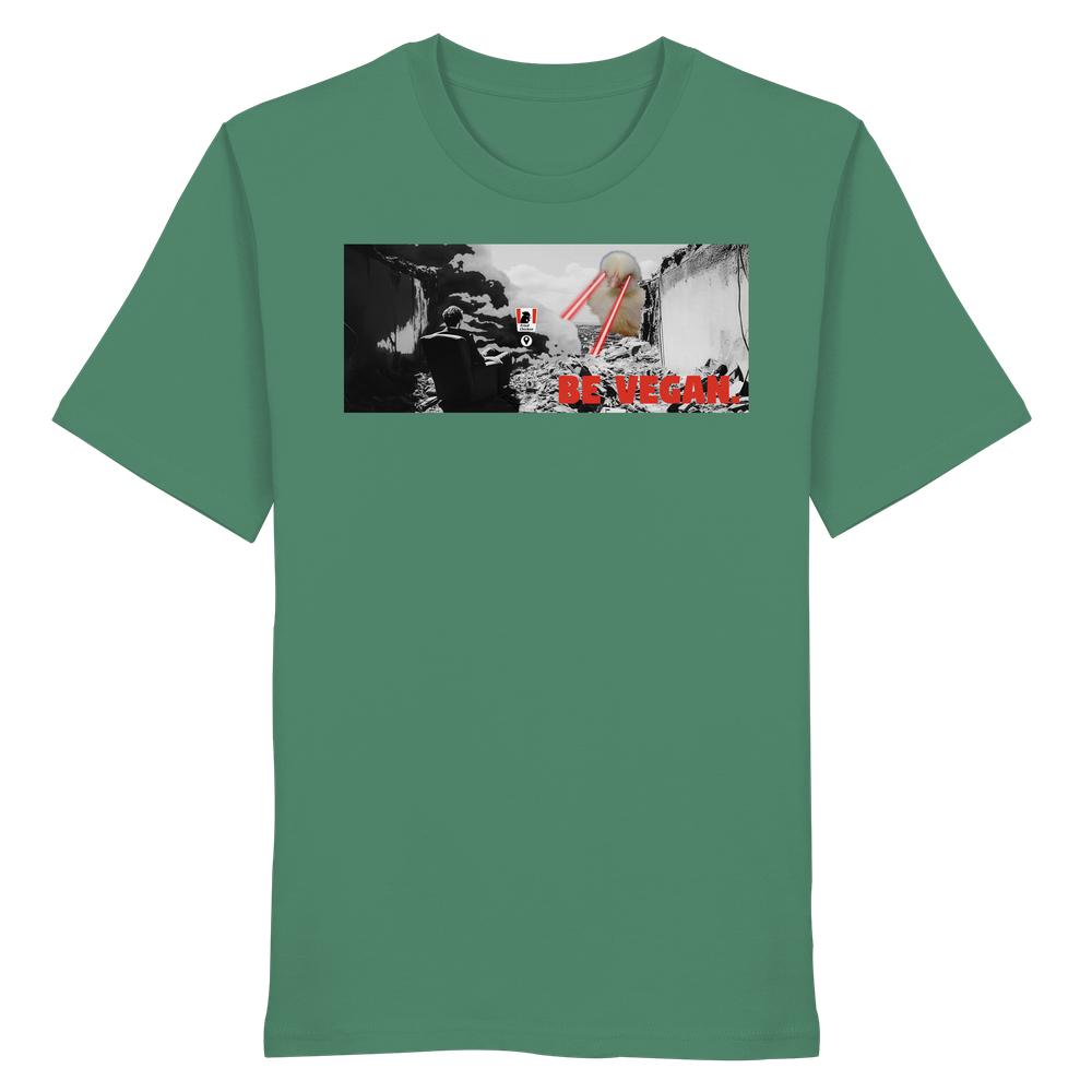 Vegan und Bio Shirt: BE VEGAN. - Angry bird zeigt ein Küken mit Laseraugen, das BE VEGAN! fordert, auf einem grünen T-Shirt aus Bio-Baumwolle.